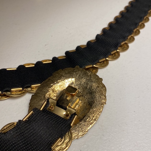 Stretchy Elastic Belt Overlapping Goldtone Ovals - Picture 3 of 6